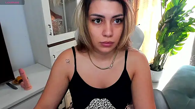 Snapshot of EveEvian chatting on March 2025 12:11:02 PM EveEvian online show from March 2025 12:11:02 PM