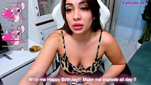 Snapshot of EveEvian chatting on March 2025 08:40:01 PM EveEvian online show from March 2025 08:40:01 PM