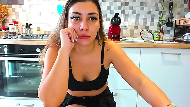 Snapshot of EveEvian chatting on October 2025 08:35:02 AM EveEvian online show from October 2025 08:35:02 AM