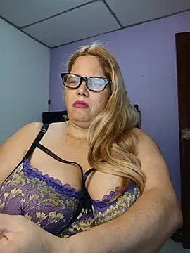 EllisW8 online show from July 2026 11:22:02 PM