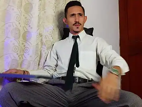 HomeAloneK online show from May 2026 07:32:01 PM