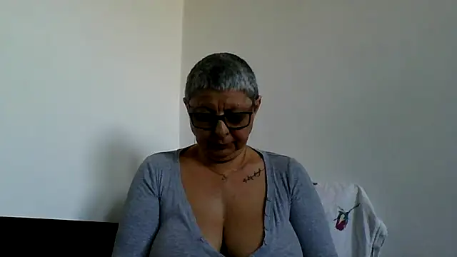 Snapshot of roseblak42 chatting on April 2026 04:04:02 PM roseblak42 online show from April 2026 04:04:02 PM