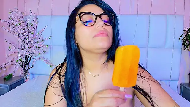 Snapshot of kiana_cream chatting on February 2025 05:44:01 PM kiana cream online show from February 2025 05:44:01 PM