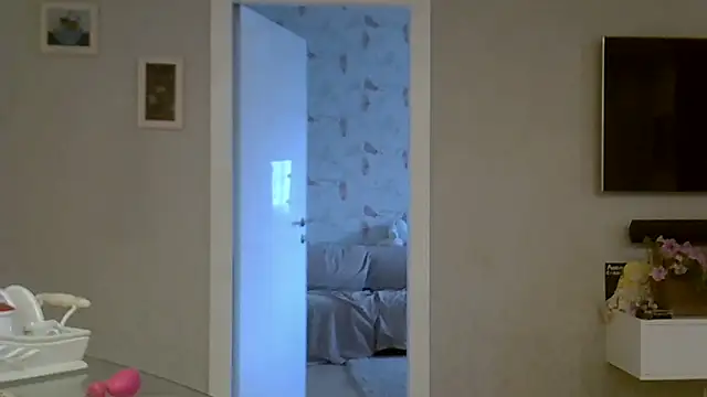 ZarinaSwift online show from September 2025 12:10:01 PM