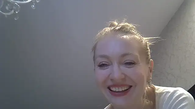 Snapshot of ZarinaSwift chatting on April 2026 10:59:01 AM ZarinaSwift online show from April 2026 10:59:01 AM