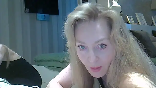 Snapshot of ZarinaSwift chatting on April 2026 07:56:01 AM ZarinaSwift online show from April 2026 07:56:01 AM