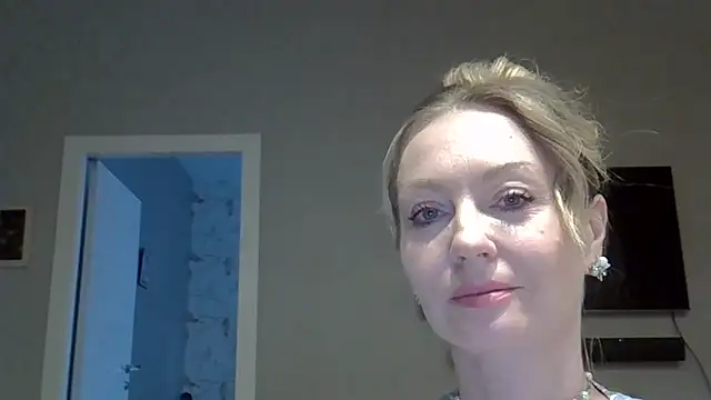 Snapshot of ZarinaSwift chatting on April 2026 08:01:02 AM ZarinaSwift online show from April 2026 08:01:02 AM