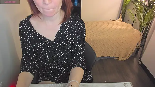 Snapshot of ZoeEast chatting on October 2025 05:52:01 PM ZoeEast online show from October 2025 05:52:01 PM