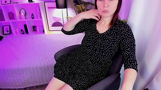 Snapshot of ZoeEast chatting on November 2025 01:33:02 PM ZoeEast online show from November 2025 01:33:02 PM