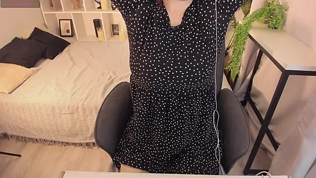 Snapshot of ZoeEast chatting on November 2025 01:00:02 PM ZoeEast online show from November 2025 01:00:02 PM