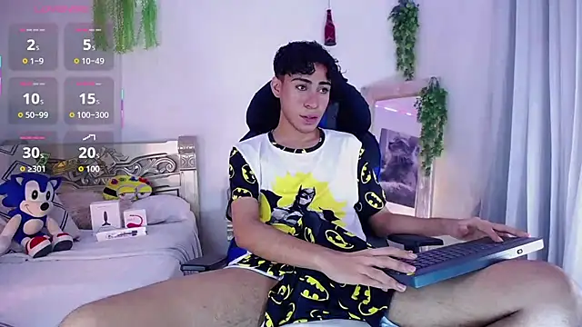 Snapshot of huge_armound chatting on October 2025 03:27:01 AM huge armound online show from October 2025 03:27:01 AM