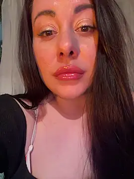 Snapshot of DaisyStreet chatting on April 2026 08:51:01 PM DaisyStreet online show from April 2026 08:51:01 PM