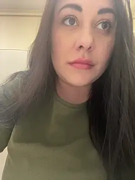 Snapshot of DaisyStreet chatting on April 2026 11:48:01 AM DaisyStreet online show from April 2026 11:48:01 AM