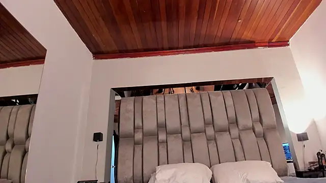 NikkySmiith online show from October 2025 11:51:02 AM