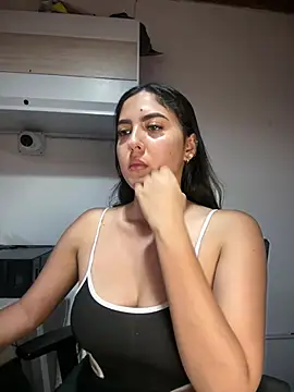 Snapshot of MarianaBenz chatting on April 2026 11:46:01 PM MarianaBenz online show from April 2026 11:46:01 PM