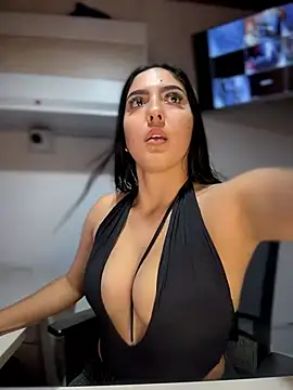 Snapshot of MarianaBenz chatting on April 2026 01:18:02 AM MarianaBenz online show from April 2026 01:18:02 AM