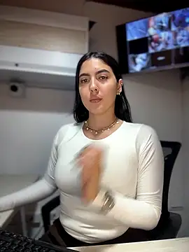 Snapshot of MarianaBenz chatting on May 2026 12:30:02 AM MarianaBenz online show from May 2026 12:30:02 AM