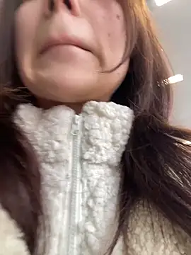 Snapshot of QuitieLia chatting on December 2024 08:11:02 AM QuitieLia online show from December 2024 08:11:02 AM