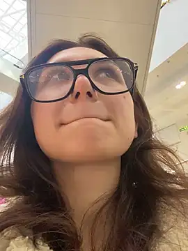 Snapshot of QuitieLia chatting on December 2024 08:20:01 AM QuitieLia online show from December 2024 08:20:01 AM