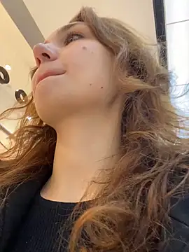 Snapshot of QuitieLia chatting on November 2025 09:09:01 AM QuitieLia online show from November 2025 09:09:01 AM