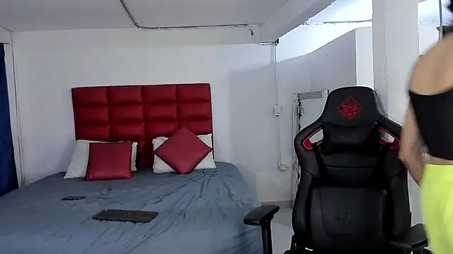 Snapshot of LyonGallego_ chatting on October 2025 06:13:02 AM LyonGallego online show from October 2025 06:13:02 AM