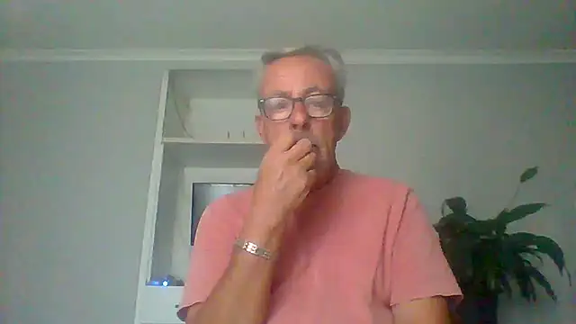 Snapshot of tuggy59 chatting on September 2025 05:28:02 AM tuggy59 online show from September 2025 05:28:02 AM