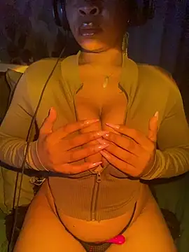 Snapshot of YellowHoneyDip chatting on December 2024 03:21:02 AM YellowHoneyDip online show from December 2024 03:21:02 AM