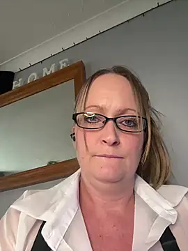 Snapshot of HoneyBluex chatting on February 2026 01:10:01 PM HoneyBluex online show from February 2026 01:10:01 PM