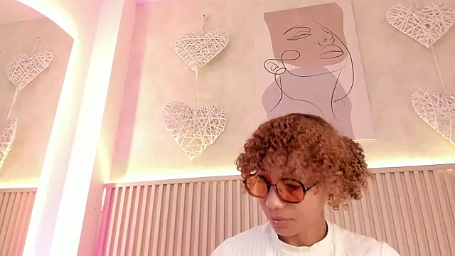 daiana curly online show from June 2026 07:13:01 PM
