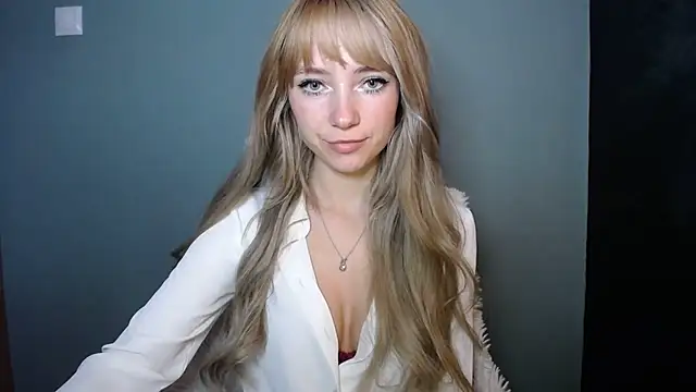 LuciaYoung online show from October 2025 07:45:01 AM