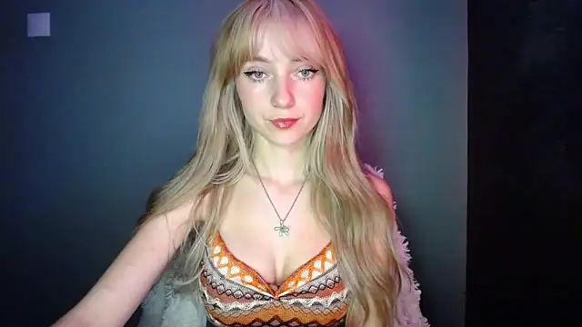 LuciaYoung online show from November 2025 07:56:02 PM