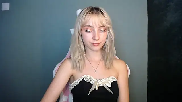 LuciaYoung online show from July 2026 03:03:02 PM