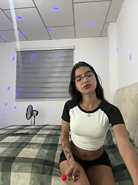 Snapshot of Melanyeee chatting on February 2026 03:15:01 AM Melanyeee online show from February 2026 03:15:01 AM