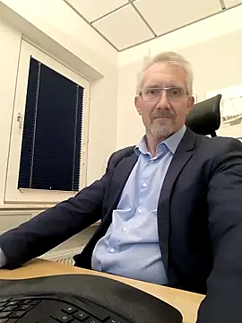 tom-swede online show from November 2025 03:56:02 PM