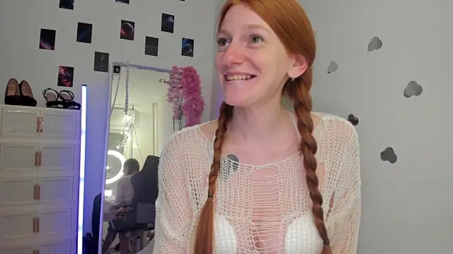 Aliceginger99 online show from May 2026 01:28:01 PM
