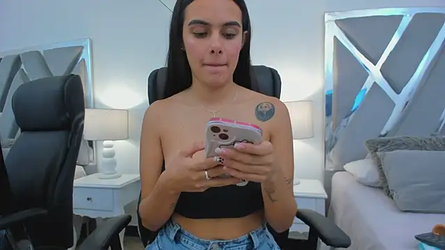 Snapshot of ChloeHarper_ chatting on March 2025 03:27:01 PM ChloeHarper online show from March 2025 03:27:01 PM