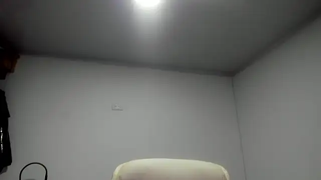 Snapshot of dominique21_ chatting on October 2025 01:04:02 AM dominique21 online show from October 2025 01:04:02 AM