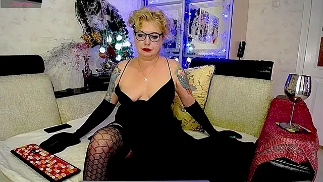 Snapshot of -Yourwoman- chatting on December 2024 06:17:02 PM -Yourwoman- online show from December 2024 06:17:02 PM