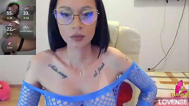 kissnicol32 online show from May 2026 04:15:01 PM