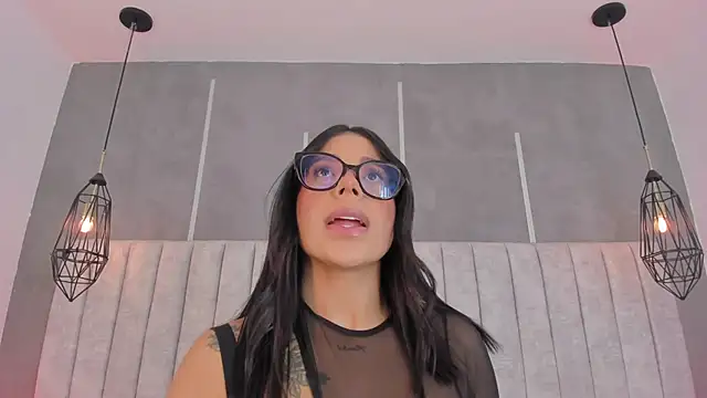 emelie 89 online show from November 2025 07:46:02 PM