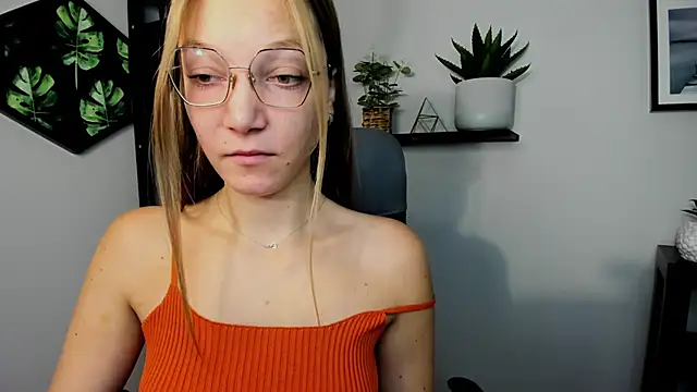 Snapshot of EmillyPlay chatting on December 2024 06:55:02 AM EmillyPlay online show from December 2024 06:55:02 AM
