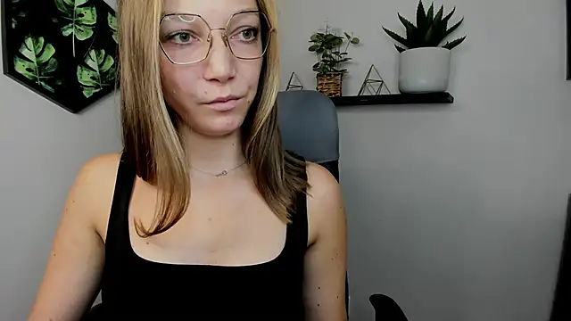 Snapshot of EmillyPlay chatting on December 2024 08:59:01 AM EmillyPlay online show from December 2024 08:59:01 AM