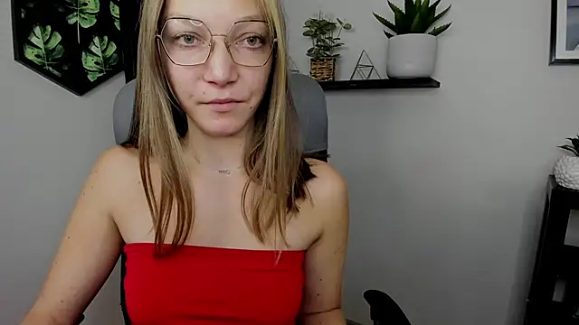Snapshot of EmillyPlay chatting on December 2024 11:18:01 AM EmillyPlay online show from December 2024 11:18:01 AM
