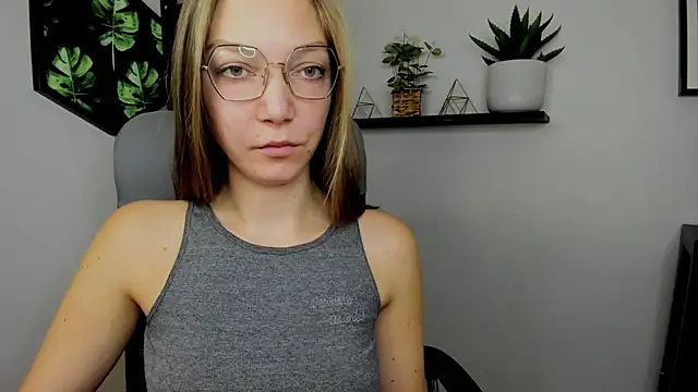 Snapshot of EmillyPlay chatting on December 2024 06:59:01 AM EmillyPlay online show from December 2024 06:59:01 AM