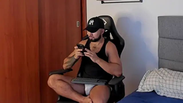 Snapshot of ethaanjones chatting on November 2025 08:19:02 PM ethaanjones online show from November 2025 08:19:02 PM