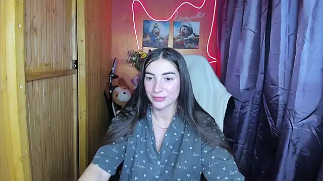 Fiery Brunette  online show from December 2024 06:30:02 PM