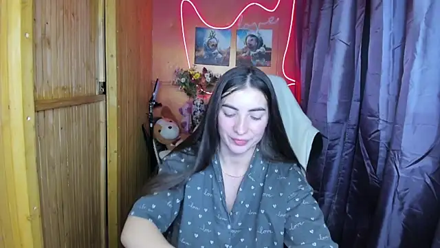 Fiery Brunette  online show from December 2024 02:22:02 AM