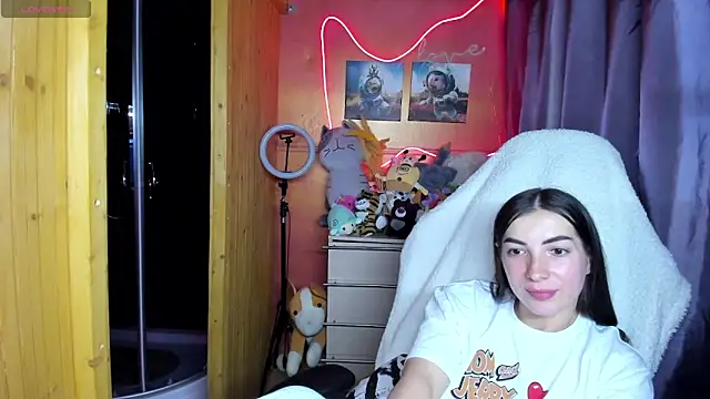 Fiery Brunette  online show from May 2026 10:43:02 AM