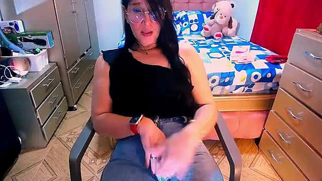 Snapshot of BitterMomXxx chatting on February 2025 01:11:01 AM BitterMomXxx online show from February 2025 01:11:01 AM
