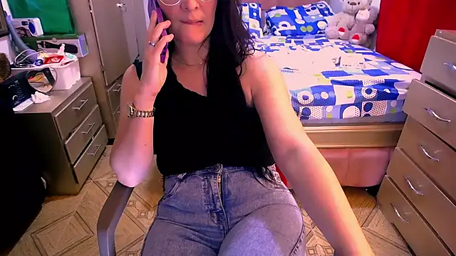 Snapshot of BitterMomXxx chatting on February 2025 02:17:02 AM BitterMomXxx online show from February 2025 02:17:02 AM